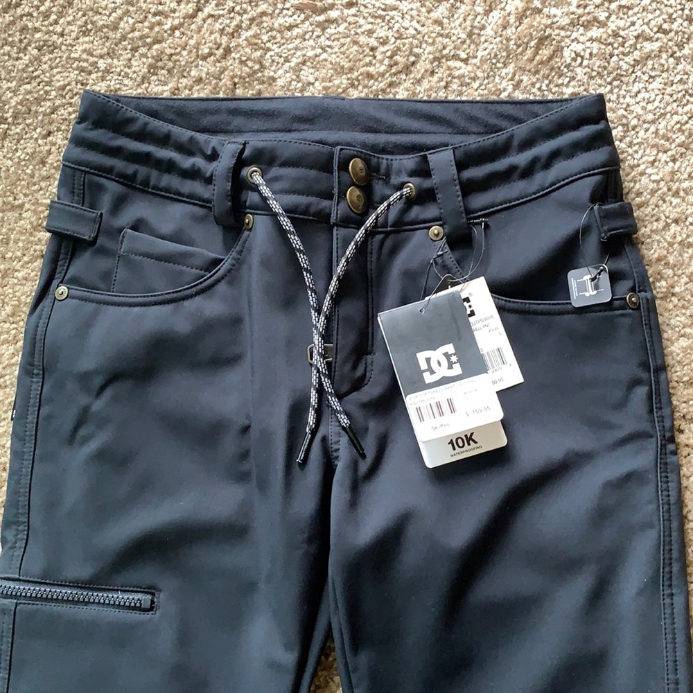 NWT DC SNOWBOARDING PANTS. BOUGHT FROM SKI PRO, never worn.